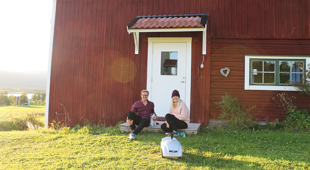 Man och kvinna sitter på farstukvisten i soluppgången Foto privat