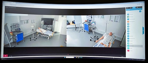 Visar en bildskärm som spelar in ett rum med en simulatordocka.