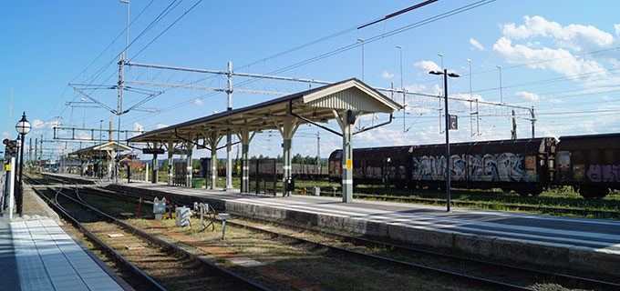Bild på en tågstation en solig dag.