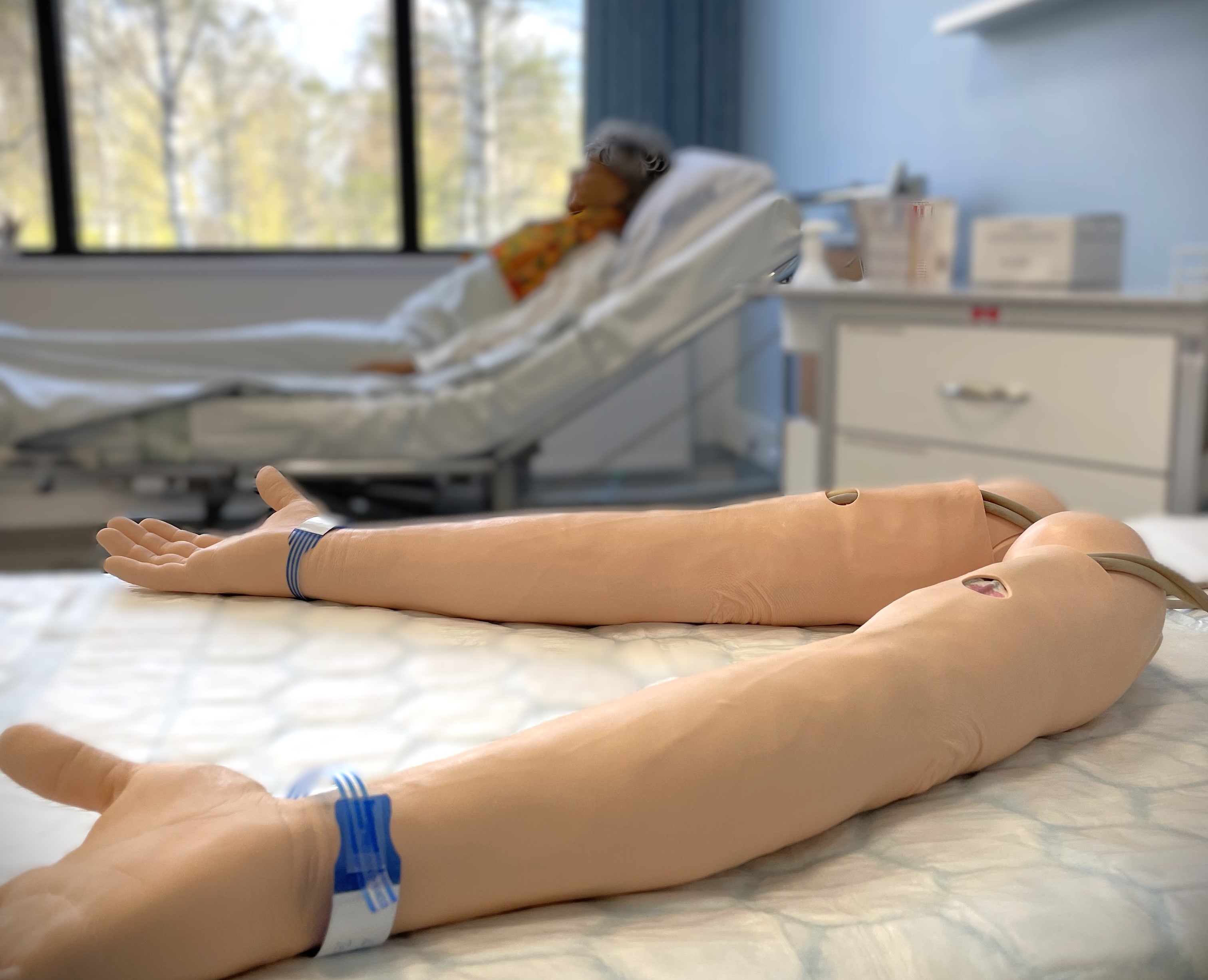 En bild på ett metodrum med utrustning som kan användas vid färdighetsträning för undersköterska. På bilden ser du provtagningsarmar och i bakgrunden vagn och en simulatordocka.