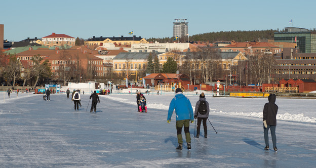 Personer som går och skrinnar på skridskoleden Medvinden i Östersund.