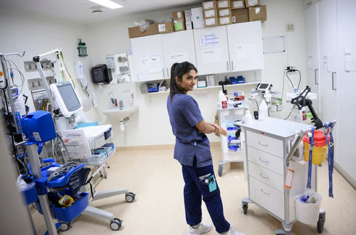 Sjuksköterska i ett behandlingsrum på Neurologi- och strokeenheten.