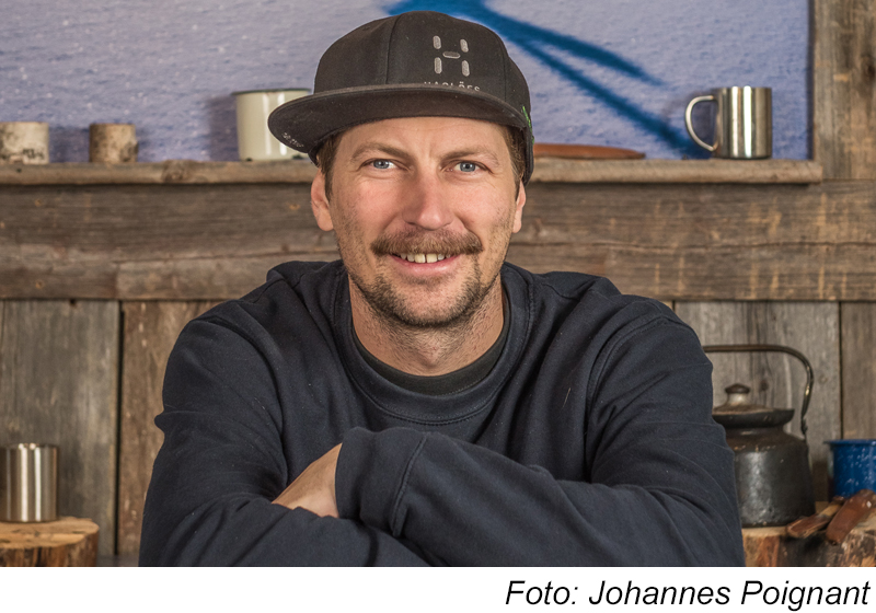 Man med keps som tittar leende in i kameran Foto: Johannes Poignant