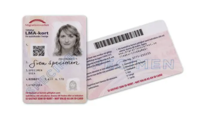 Framsida och baksida av legitimationen "LMA-kort" med LMA-nummer, personfoto, personuppgifter, QR-kod och streckkod.