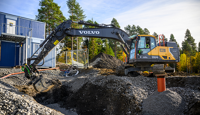 Byggarbetsplats med arbetande grävmaskin. Foto: Göran Strand