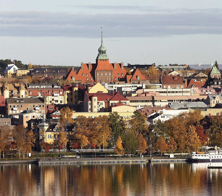 Rådhuset och storsjön höstbild