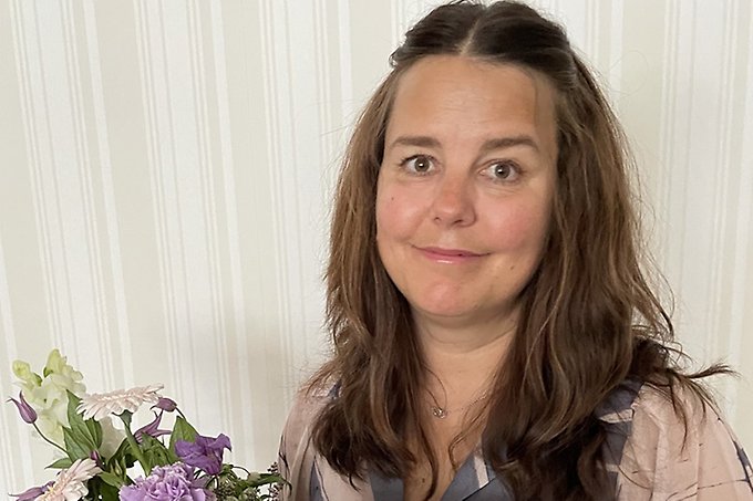 En person med en blombukett i händerna