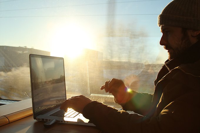 Person som jobbar med laptop på tågresa