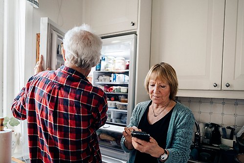 Två äldre personer i ett kök